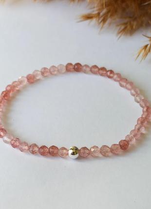 Браслет на гумці кварц полуничний (гранена кулька)+вставка кольору срібло d-4мм+- обхват 18см