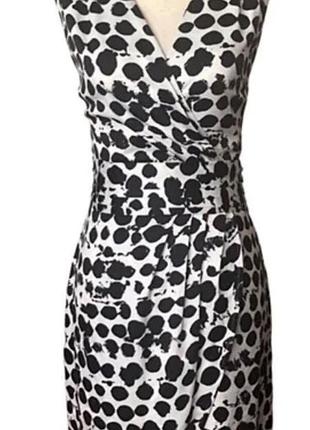 Коктейльное платье с имитацией кроя "на запах".