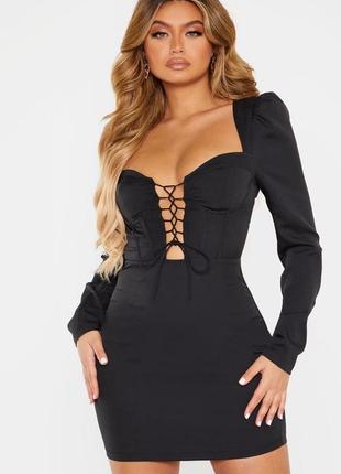 Чорна сукня міні з довгими рукавами