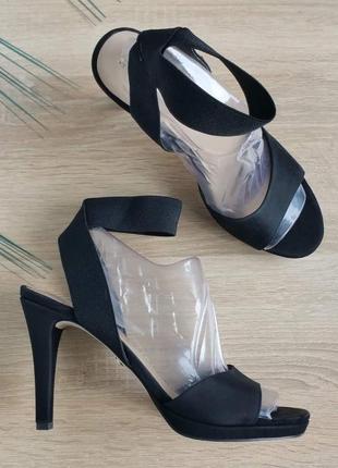 Замшеві босоніжки з пасочками вокруг ноги на високих підборах tamaris 🇩🇪  40 розмір