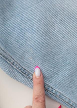 Голубые рваные джинсы mom9 фото