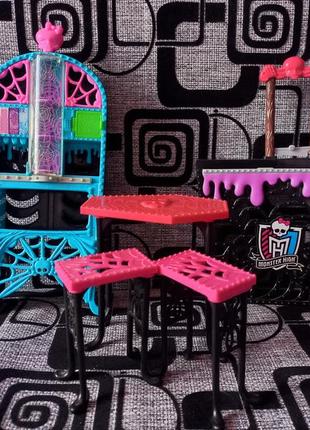 Меблі monster high.