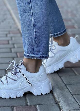 Кроссовки в наличии