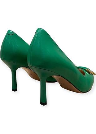 Женские классические кожаные туфли на шпильке зеленые с декором на носке lady marcia 25965 фото