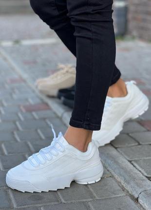 Кросівки в наявності