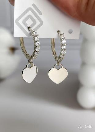 Срібні жіночі сережки з підвісками серце