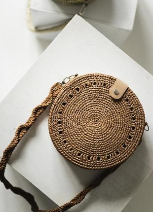 Сумка круглая  легкая  вязаная из рафии handmade крафт1 фото