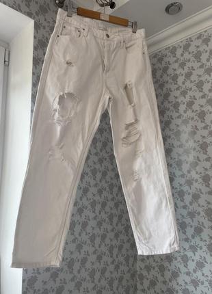 Рваные белые джинсы мом2 фото