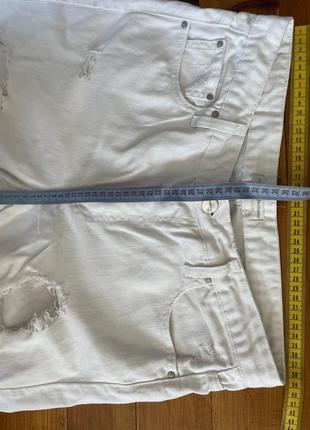 Рваные белые джинсы мом5 фото