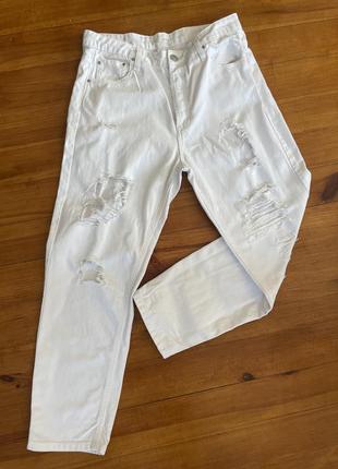 Рваные белые джинсы мом3 фото