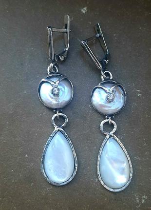Дизайнерські ексклюзивні  витончені сережки зі срібла 925 з справжніми перлами та перламутром1 фото