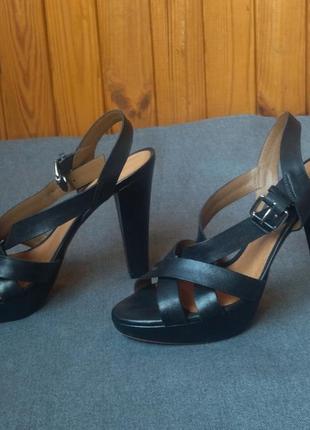 Чудові зручні босоніжки