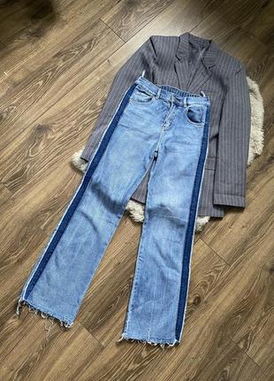 Трендовые прямые комбинированные джинсы