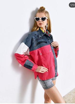 Джинсовая молодежная укороченная куртка розового цвета1 фото