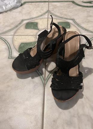 Босоніжки на платформі