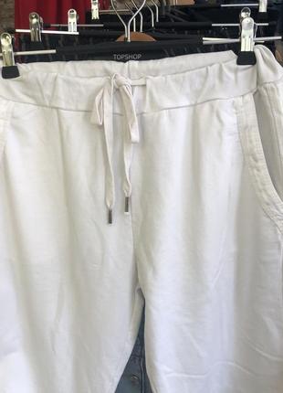 Белые трикотажные женские брюки3 фото