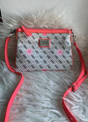Яркая сумочка от guess