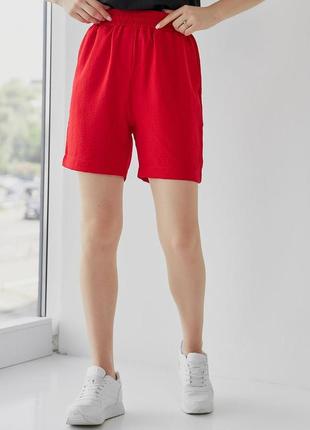 Летние женские свободные шорты из фактурной ткани на резинке красные 44-46