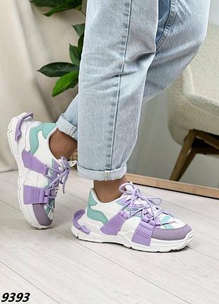 Трендові жіночі кросівки в стилі бренду, стильні кросівки з фіолетовими вставками