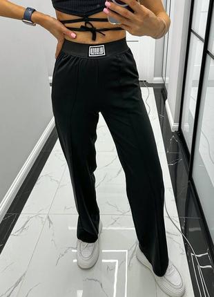 Стильні жіночі штани кльош з високою посадкою, чорні штани з кишенями та стрілками2 фото