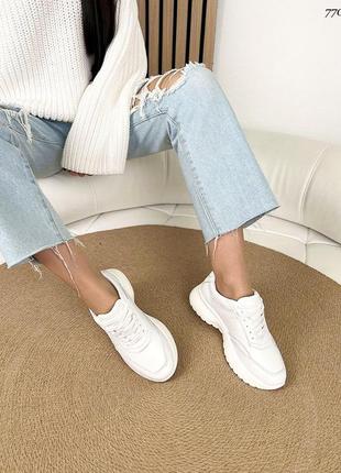 Стильні шкіряні кросівки білого кольору, комфортні натуральні кросівки на шнурівці3 фото