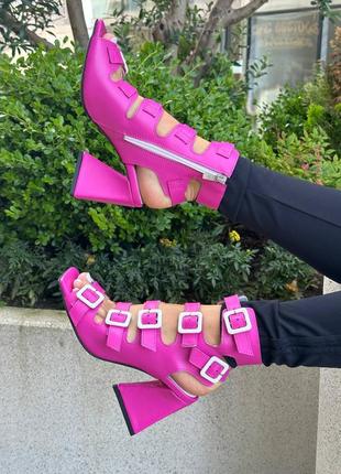 Яркие розовые фуксия босоножки на каблуке с пряжками