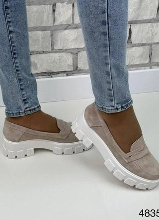 Жіночі натуральні замшеві туфлі бежевого кольору, замшеві жіночі лофери на тракторній підошві7 фото