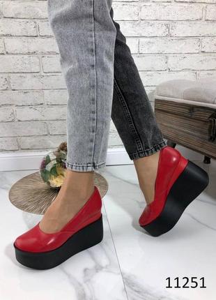 Жіночі натуральні шкіряні туфлі червоного кольору, шкіряні жіночі туфлі на платформі1 фото