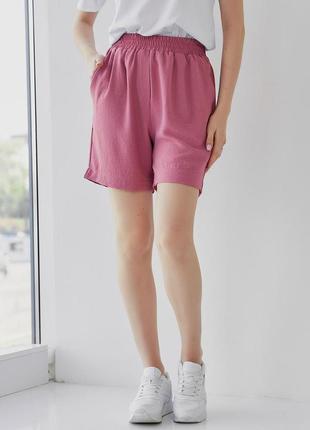Летние женские свободные шорты из фактурной ткани на резинке розовые 44-46