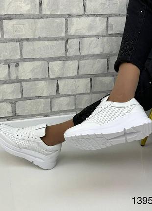 Жіночі натуральні шкіряні кросівки білого кольору, шкіряні кросівки з перфорацією1 фото