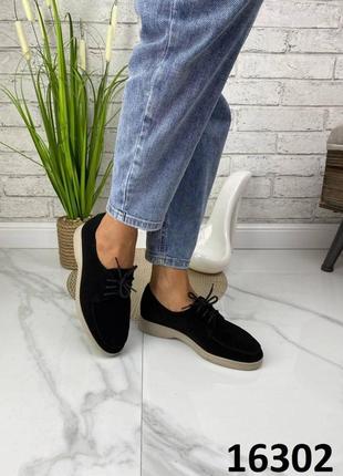 Трендові натуральні замшеві туфлі чорного кольору, туфлі низький хід на шнурівці2 фото