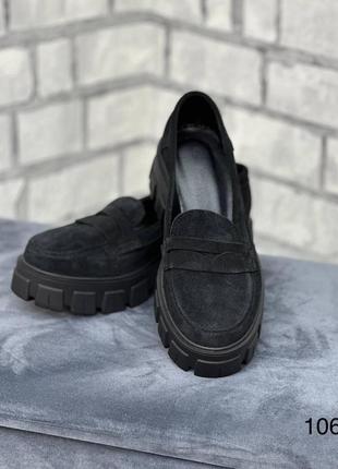 Жіночі натуральні замшеві туфлі чорного кольору, замшеві жіночі лофери на тракторній підошві2 фото