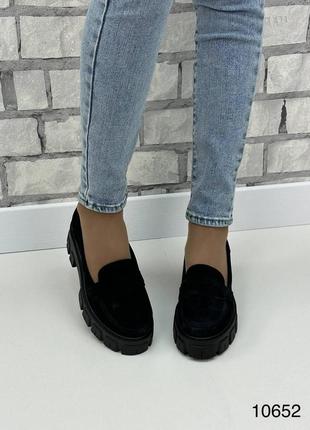 Жіночі натуральні замшеві туфлі чорного кольору, замшеві жіночі лофери на тракторній підошві4 фото