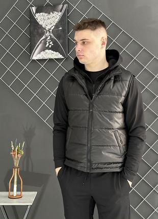 Жилетка однотонна чорна
