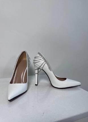 Женские туфли с цепочкой на каблуке3 фото