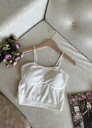 Молочный топ с чашками