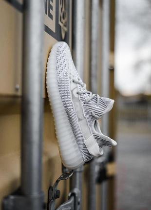 Женские кроссовки  adidas yeezy boost 350 v2 static (рефлективні шнурки)2 фото