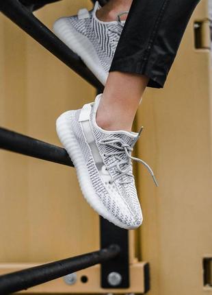 Женские кроссовки  adidas yeezy boost 350 v2 static (рефлективні шнурки)4 фото