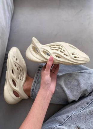Жіночі кросівки adidas yeezy foam runner sand (no logo)5 фото