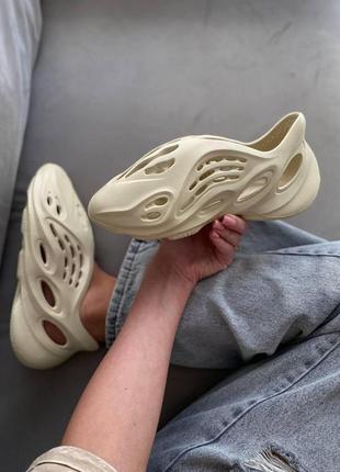 Жіночі кросівки adidas yeezy foam runner sand (no logo)6 фото