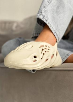 Жіночі кросівки adidas yeezy foam runner sand (no logo)2 фото