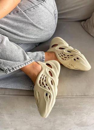 Женские кроссовки  adidas yeezy foam runner sand (no logo)3 фото