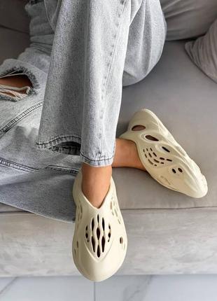 Жіночі кросівки adidas yeezy foam runner sand (no logo)9 фото