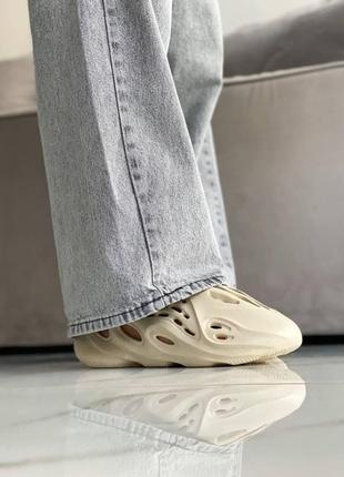 Жіночі кросівки adidas yeezy foam runner sand (no logo)10 фото