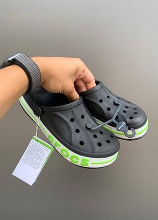 Мужские шлепанцы crocs bayaband black white green4 фото