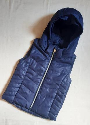 Жилет безрукавка h&m швеция стеганый со съемным капюшоном на  5-6 лет.
