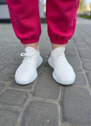 Мужские и женские кроссовки  adidas yeezy boost 350 v2 triple white5 фото