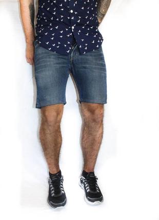Стильные джинсовые шорты levis