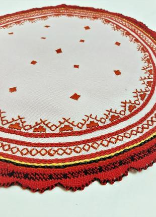 Салфетка настольная круглая лен светлая красная машинная вышивка + тесьма красная отделочная