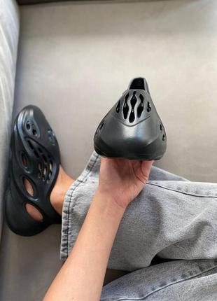 Жіночі кросівки adidas yeezy foam runner black (no logo)2 фото